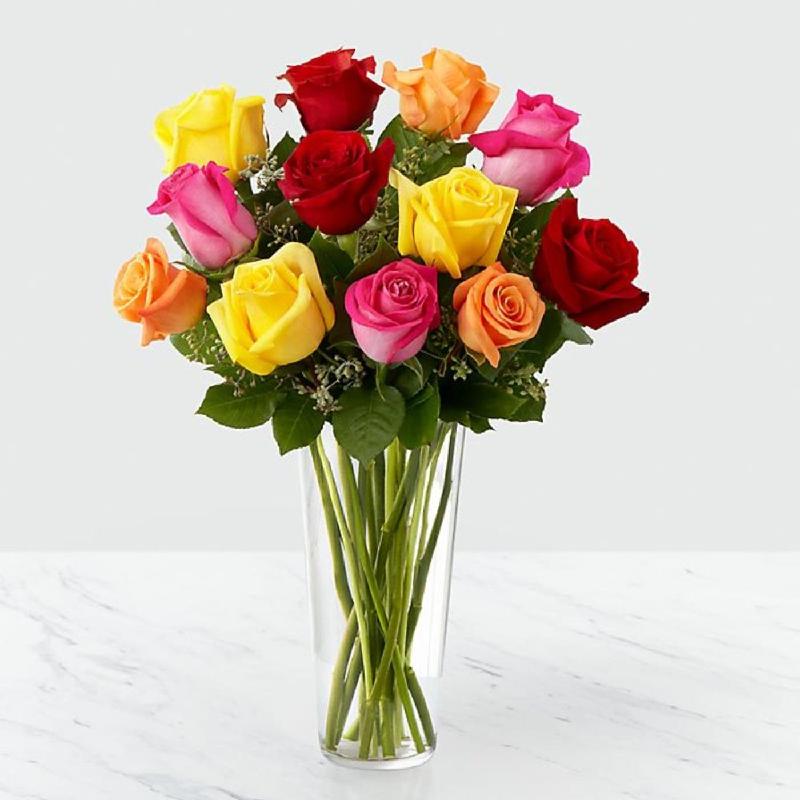 Bouquet de fleurs 12 Mixed Roses in Vase